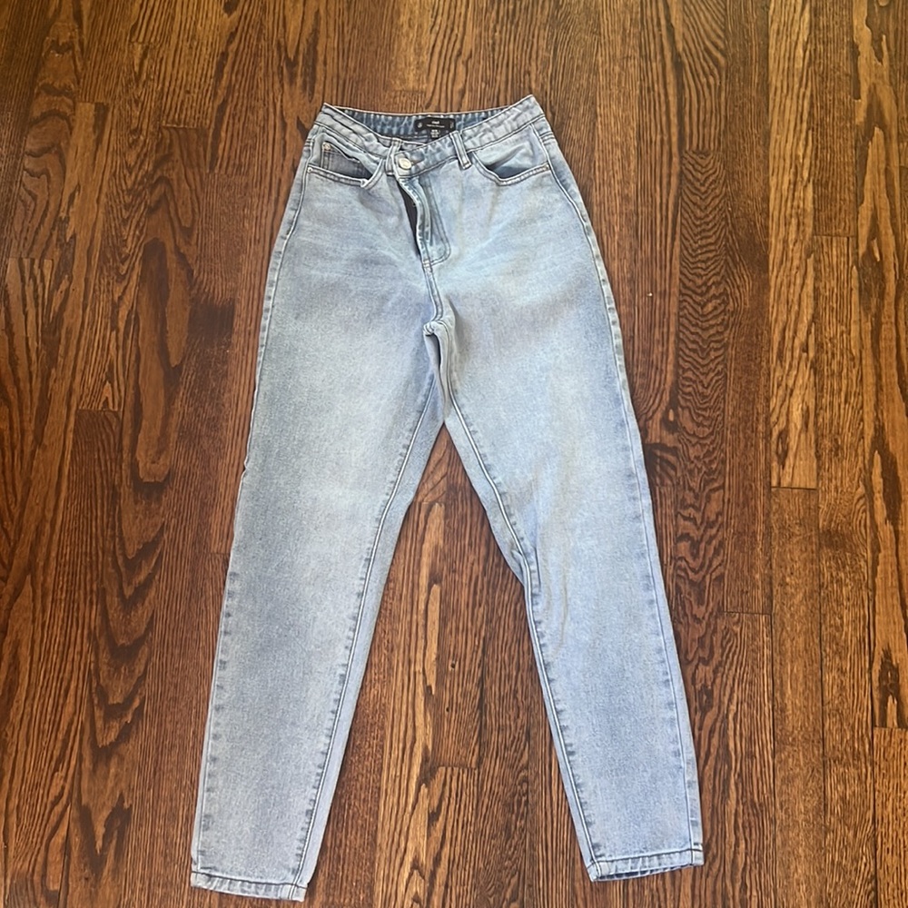 Missguided Riot High Rise Mom Jeans - Picture 4 of 5